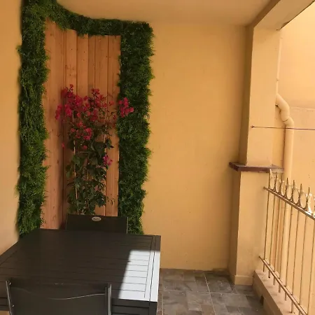 Centre 63 M² Avec Terrasse A 3 Minutes Des Plages アパート