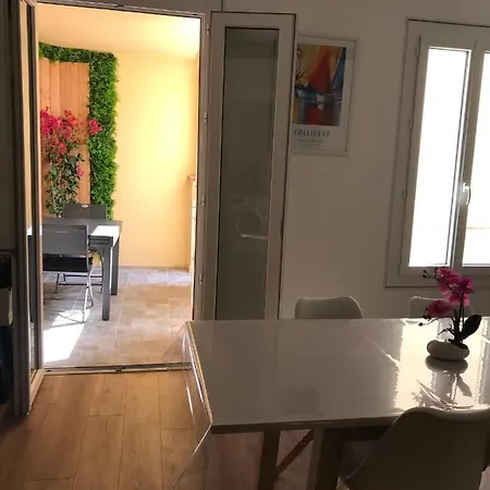 Apartment Centre 63 M² Avec Terrasse A 3 Minutes Des Plages *